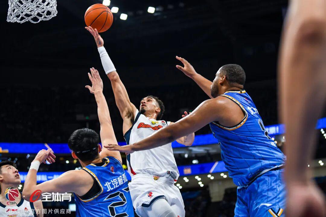 黑白体育官方入口-鏖战五棵松，华南虎拼至最后憾负北京